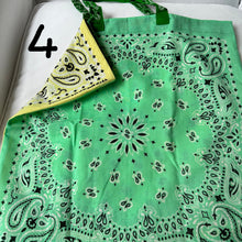 Carica l'immagine nel visualizzatore di Gallery, Bandana bag