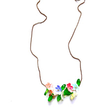 Carica l'immagine nel visualizzatore di Gallery, Collana con catenina girocollo e fiorellini - Love’s flower