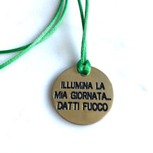 Carica l'immagine nel visualizzatore di Gallery, Medaglie tonde incise con cordino - Forever and ever