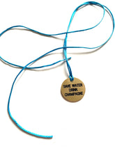 Carica l'immagine nel visualizzatore di Gallery, Medaglie tonde incise con cordino - Forever and ever