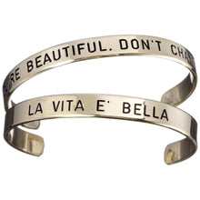 Carica l'immagine nel visualizzatore di Gallery, Braccialetto in ottone con scritta incisa basso - Solo mio