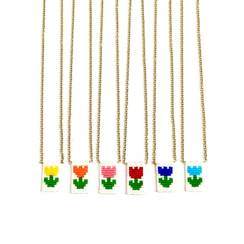 Collana con targhettina di perline con fiore fatta a telaio e catenina in argento dorato.
In diversi colori.